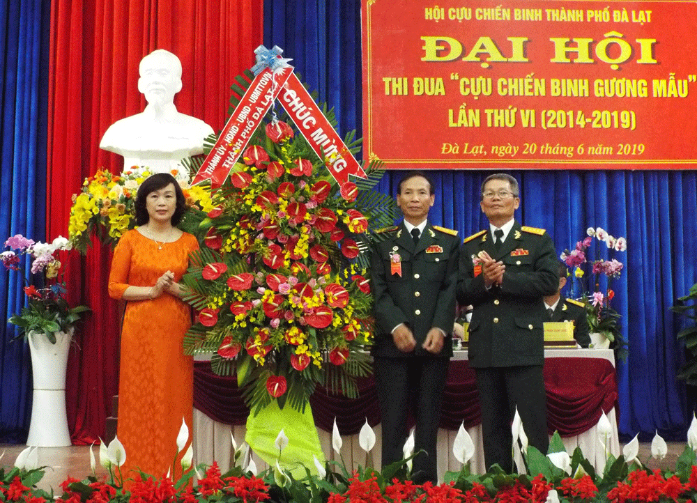 Bí thư Thành ủy Huỳnh Thị Thanh Xuân tặng hoa chúc mừng Đại hội