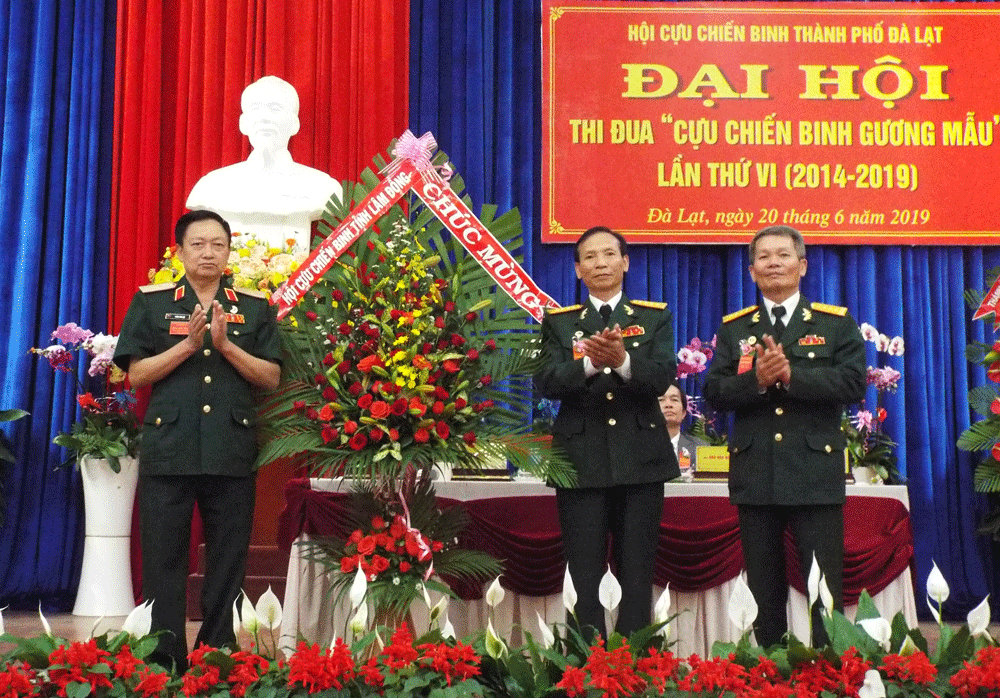 Thiếu tướng Trần Văn Bộ - Phó Chủ tịch Hội CCB Lâm Đồng tặng hoa chúc mừng Đại hội