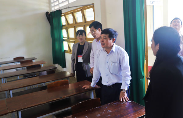 Chủ tịch UBND tỉnh kiểm tra phòng thi tại Trường THPT Bảo Lộc