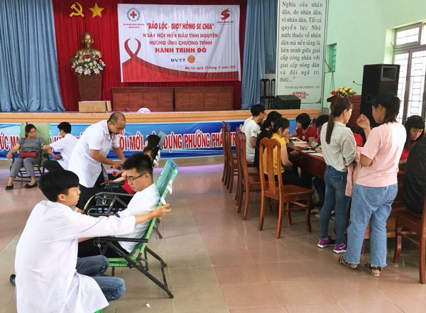 Người tình nguyện đăng ký và hiến máu tại Ngày hội Bảo Lộc Giọt hồng sẻ chia