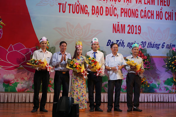 Bí thư Huyện ủy Đạ Tẻh Tôn Thiện Đồng và Phó Ban tuyên giáo Tỉnh ủy Nghiêm Xuân Đức tặng hoa cho các đội thi đêm chung kết