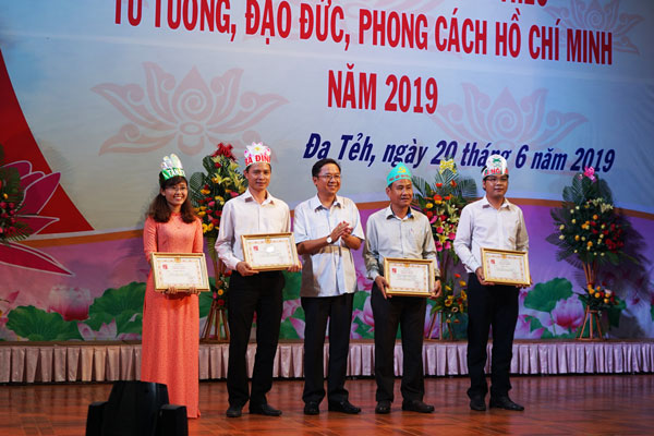 Ông Tôn Thiện Đồng, Bí thư Huyện ủy Đạ Tẻh trao giai cho các đội thi