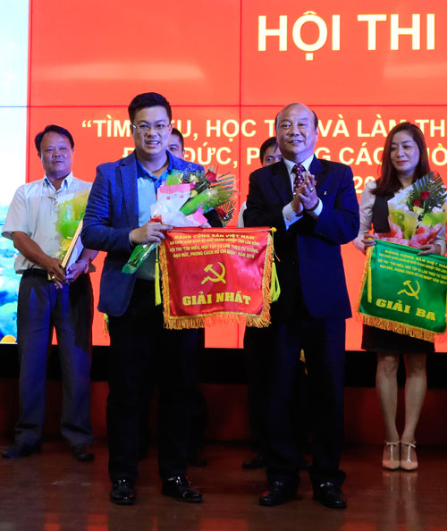 Bí Thử Đảng uỷ Khối Doanh nghiệp – đồng chí Trần Tưởng trao giải Nhất cho đội của đơn vị Vietcom Bank Lâm Đồng
