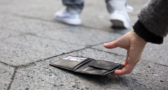 Nghiên cứu cho thấy cách xử lý của người nhặt sẽ khác nhau tùy vào số tài sản bên trong chiếc ví - Ảnh: SHUTTERSTOCK