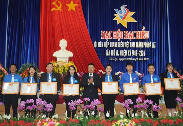 Chủ tịch UBND thành phố Đà Lạt trao tặng giấy khen cho các tập thể và cá nhân