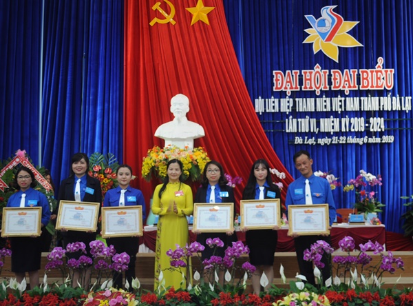 Trao tặng giấy khen của Hội LHTN Việt Nam tỉnh cho các tập thể và cá nhân