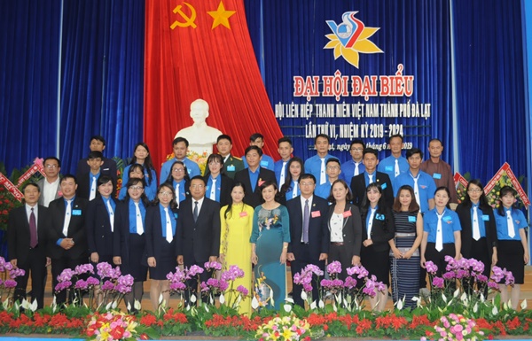 Ủy ban hội LHTN Việt Nam thành phố Đà Lạt khóa VI ra mắt, chụp hình lưu niệm c ùng các đồng chí lãnh đạo