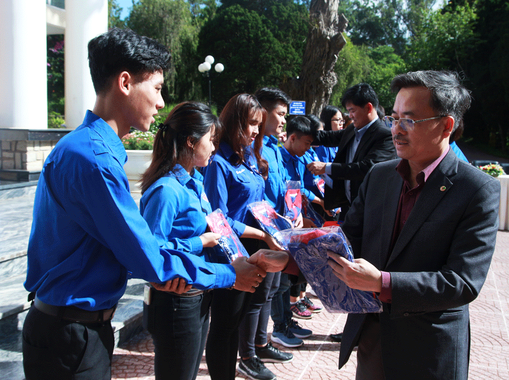Lãnh đạo Trường Đại học Đà Lạt tặng áo và thẻ chiến sĩ cho sinh viên tình nguyện.