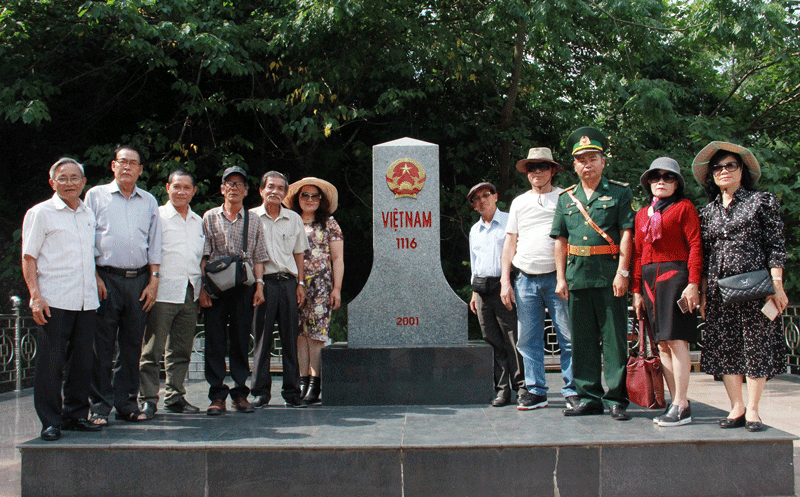 Đoàn văn nghệ sĩ Lâm Đồng và Bộ đội Biên phòng bên cột mốc biên giới 1116. Ảnh: M.Ð