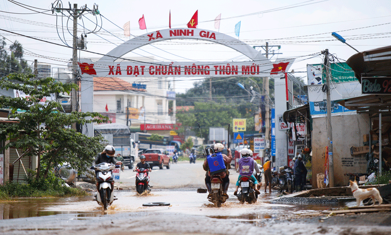 Con đường liên xã Ninh Gia đi vào 3 xã vùng Loan biến thành sông kéo dài gần 100 m, trời nắng nóng nhưng 4-5 ngày nước tại đây mới cạn. Ảnh: C.Thành