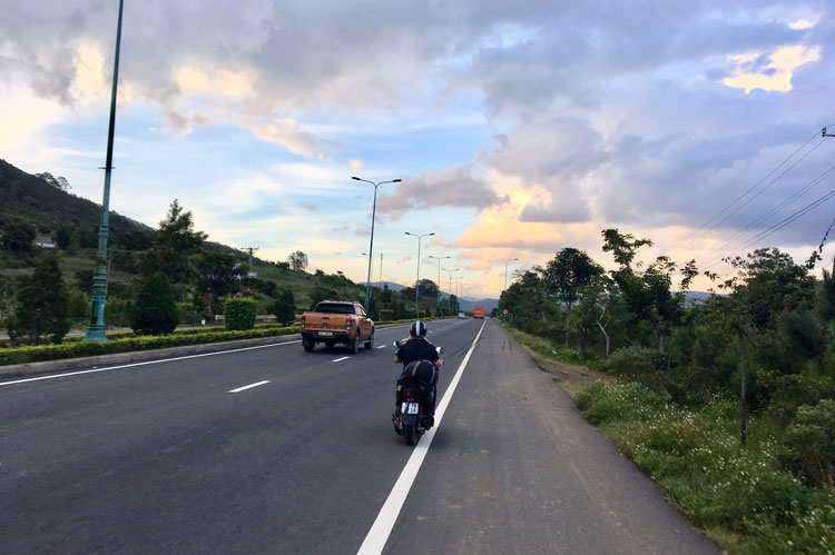 Nhiều người điều khiển xe gắn máy vẫn vô tư chạy với tốc độ nhanh trên đường cao tốc