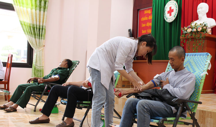 Bác sĩ Bệnh viện Đa khoa Lâm Đồng đang tiến hành lấy máu của tình nguyện viên