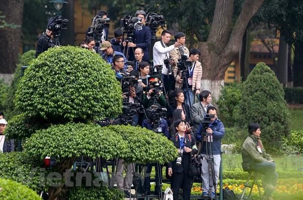Các phóng viên đang chờ đến lễ đón tiếp chính thức Nhà vua và Hoàng hậu Nhật Bản sang thăm Việt Nam tại Phủ Chủ tịch nước năm 2016