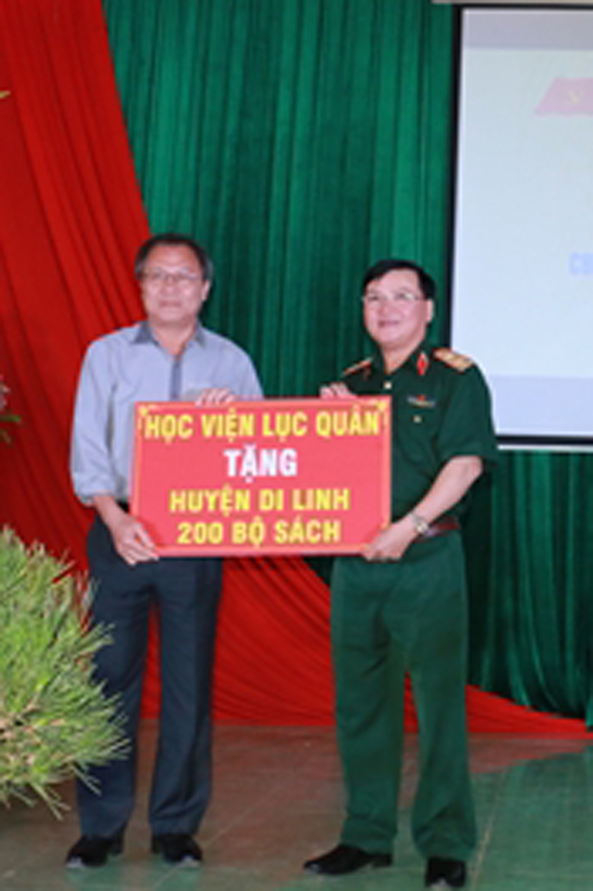 Học viện Lục quân giới thiệu chuyên đề về biển đảo tại huyện Di Linh