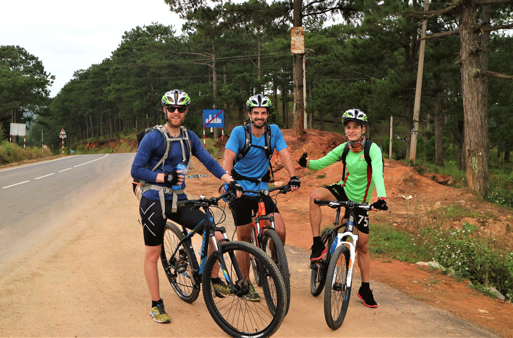 Du khách nước ngoài thích thú với tour đạp xe khám phá Đà Lạt