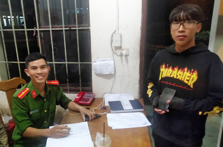 Học sinh Nguyễn Bảo Khang mang chiếc smartphone mà mình nhặt được đến nhờ Công an huyện Di Linh tìm người đánh rơi tài sản