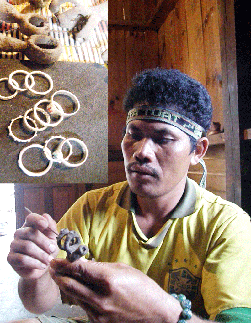 Nghệ nhân Ya Tuất là người cuối cùng giữ gìn nghề làm nhẫn bạc truyền thống của dân tộc Churu. Ảnh: M.Đạo