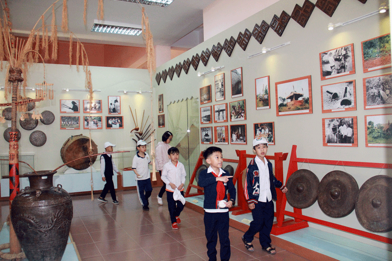 Những di sản văn hóa các dân tộc bản địa tại Lâm Đồng luôn thu hút khách tham quan ở Bảo tàng. Ảnh: M.Đạo