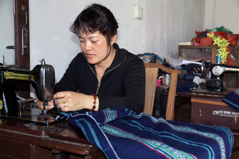 Nghệ nhân Kim Thơm là người có công lớn trong việc duy trì nghề dệt thổ cẩm của dân tộc Kơ Ho ở Lâm Hà. Ảnh: M.Đạo