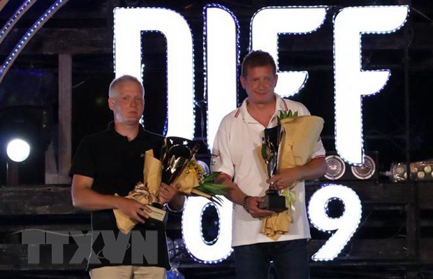 Đại diện đội Phần Lan (bên trái) nhận cúp vô địch tại lễ trao giải, đội Anh đứng nhì (bên phải)