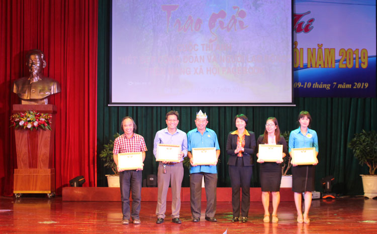 Bà Phạm Thị Phúc – TUV, Chủ tịch LĐLĐ tỉnh trao giải cho các tác giả và tác phẩm đạt giải cao