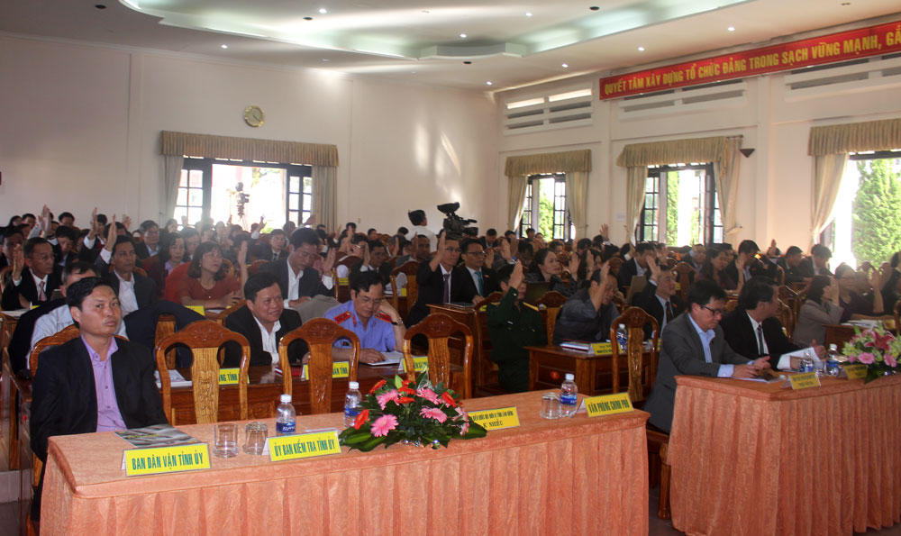 Các đại biểu biểu quyết thông qua dự thảo nghị quyết tại kỳ họp