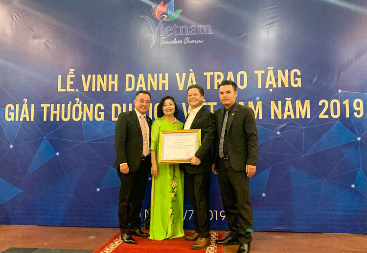 Ban lãnh đạo Khách sạn Dalat Palace và chứng nhận giải thưởng "10 khách sạn 5 sao tốt nhất Việt Nam"