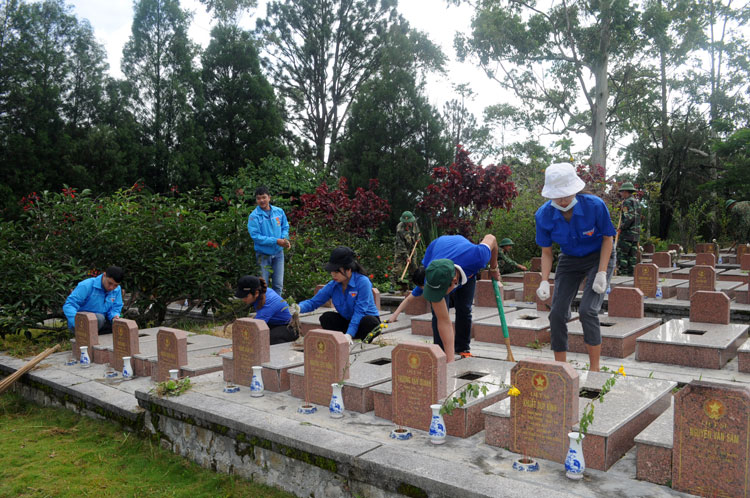Các đoàn viên thanh niên ra quân chăm sóc các phần mộ liệt sỹ tại Nghĩa trang Liệt sỹ Đà Lạt