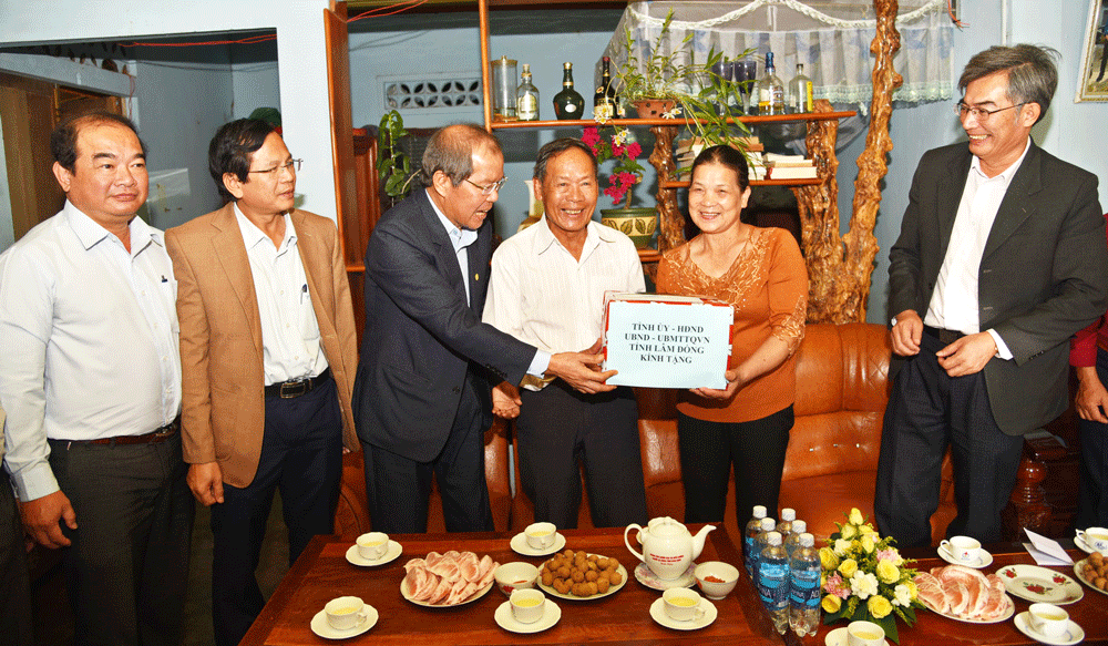 Bí thư Tỉnh ủy Nguyễn Xuân Tiến đến thăm gia đình ông Nguyễn Hữu Toàn, thôn Quảng Hiệp, xã Quảng Lập