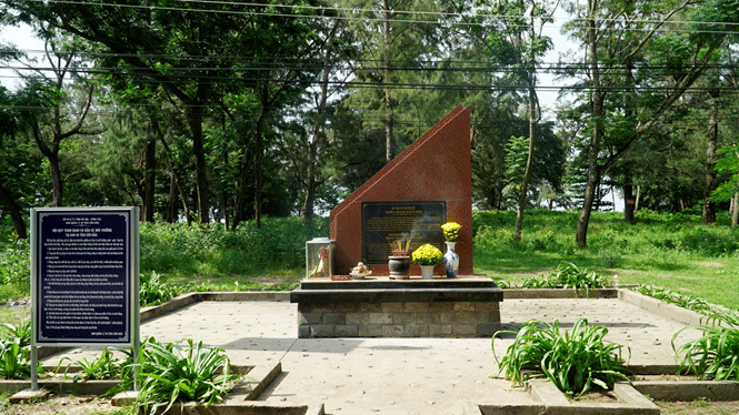 Bia tưởng niệm tại nghĩa trang Hàng Keo