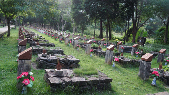 Mộ liệt sĩ khu D thuộc nghĩa trang Hàng Dương, phần lớn là liệt sĩ vô danh