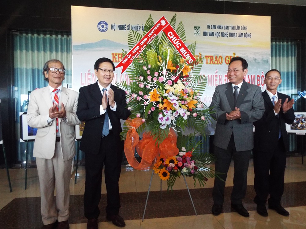 Lãnh đạo Tỉnh ủy, UBND tỉnh Lâm Đồng tặng hoa chúc mừng liên hoan