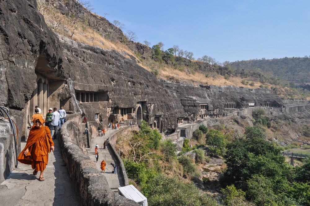 Lối đi vào các chùa hang bám theo địa hình.