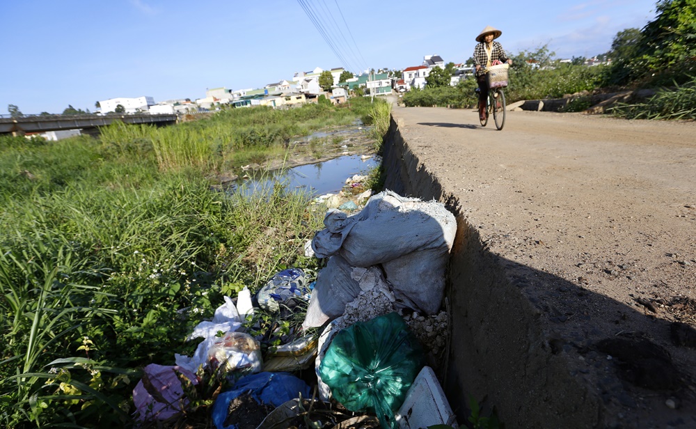 Nhiều người dân có thói quen xả rác thải thành từng đống nhỏ ra bờ sông Đa Nhim, đoạn chảy qua thị trấn Liên Nghĩa.