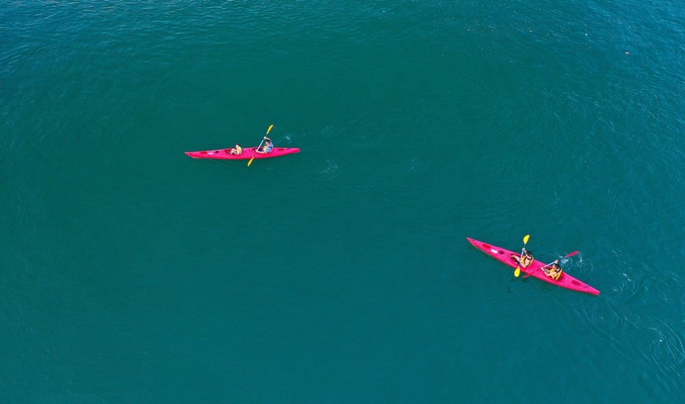Mặt nước phẳng lặng, một trong những hoạt động được du khách yêu thích đó là chèo thuyền kayark trên vịnh Hạ Long.