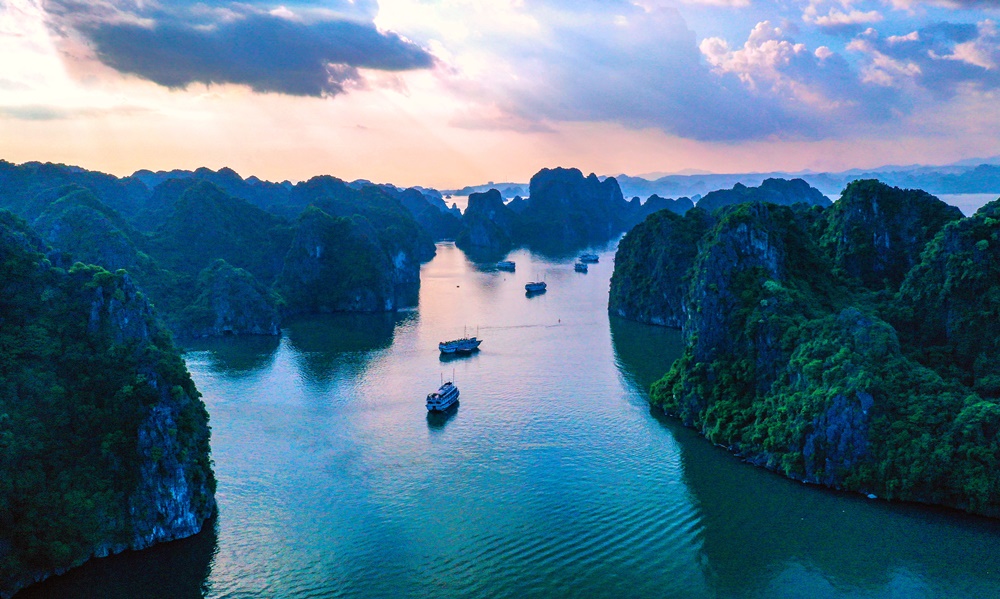 Vịnh Hạ Long vừa được CNN bầu chọn là điểm du lịch đẹp nhất Việt Nam.