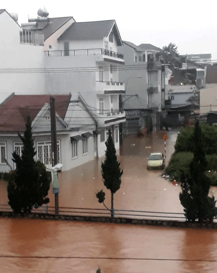 Một đoạn đường ở trung tâm thành phố Đà Lạt ngập sâu do mưa lớn kéo dài.