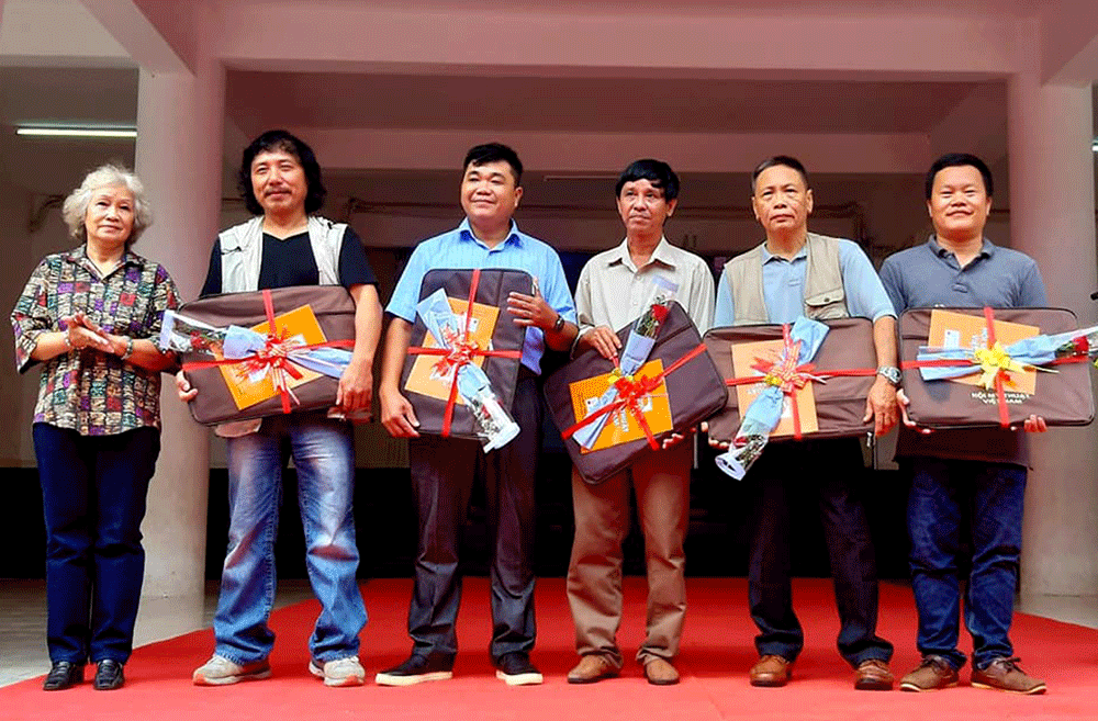 NĐK Đinh Thanh (thứ 2 trái qua) nhận giải
