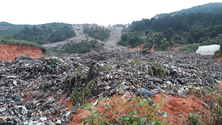 “Dòng sông rác” đã chôn vùi nhiều diện tích cây trồng bên dưới 