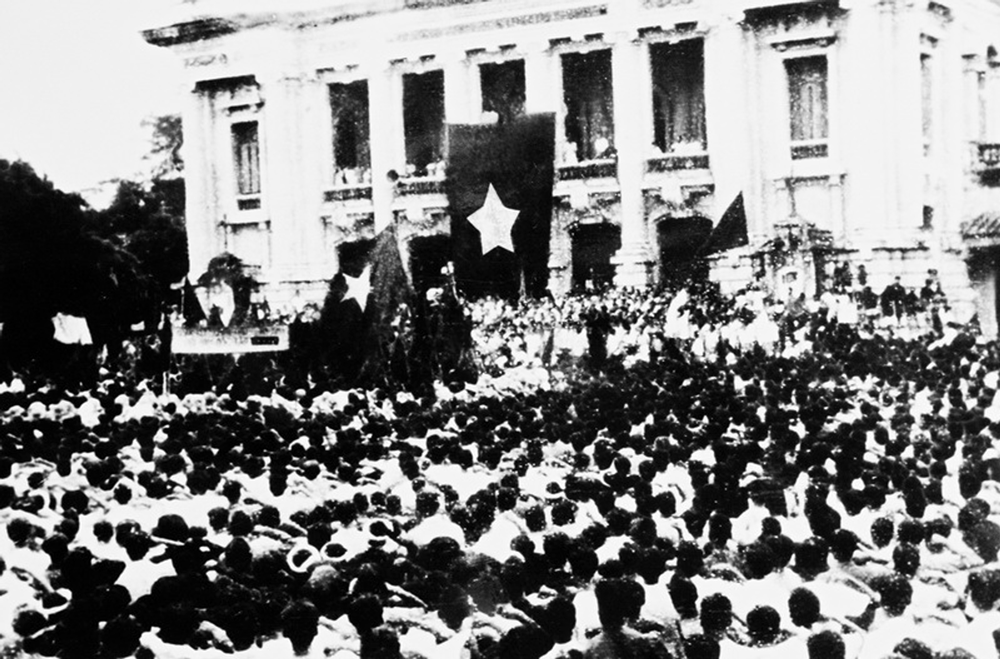 Cuộc mít tinh phát động khởi nghĩa giành chính quyền do Mặt trận Việt Minh tổ chức tại Nhà hát Lớn Hà Nội ngày 19/8/1945. Ảnh tư liệu