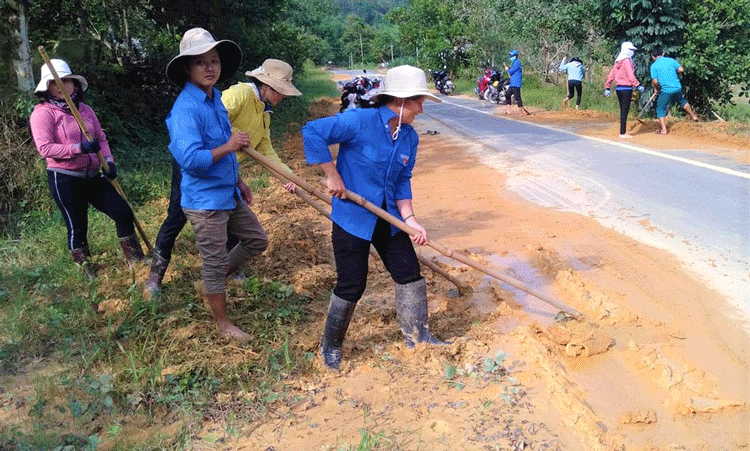 Tuổi trẻ Đạ Huoai tập trung nạo vét bùn đất tại các tuyến đường sau lũ