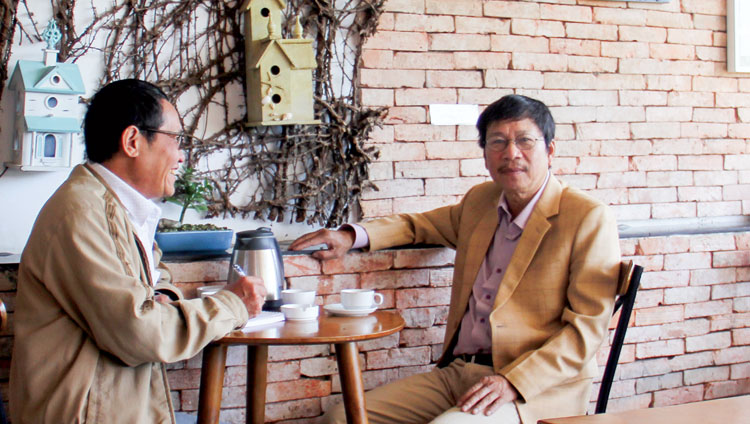 Nghệ sĩ Ưu tú, nhạc sĩ Nguyễn Đình Nghĩ (bên phải) và tác giả.
