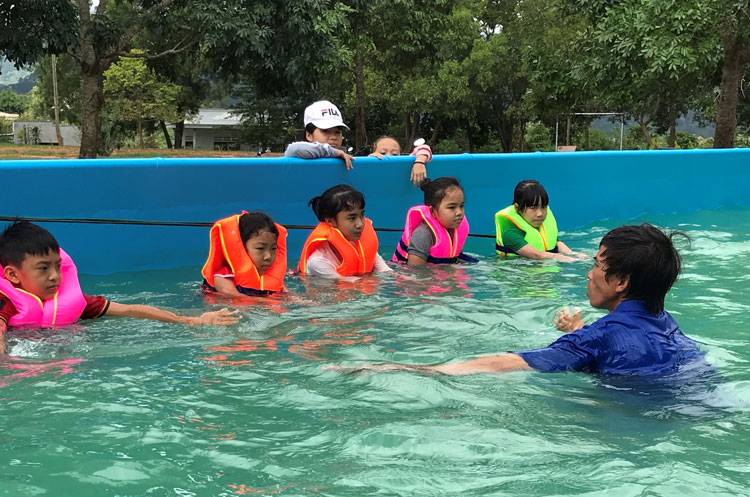 Các lớp học bơi được Huyện đoàn Di Linh triển khai vào dịp hè để phòng, chống đuối nước cho trẻ em. Ảnh: V.Q