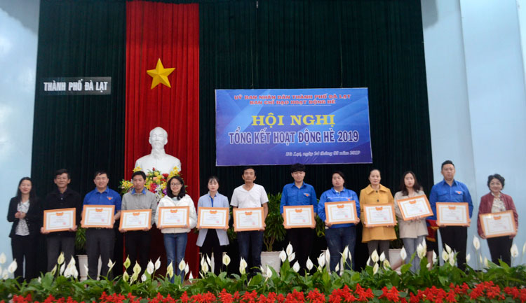 Bà Trần Thị Vũ Loan – Phó Chủ tịch UBND thành phố, Trưởng BCĐ hoạt động hè thành phố Đà Lạt trao Giấy khen cho các cá nhân có thành tích xuất sắc trong hoạt động hè năm 2019