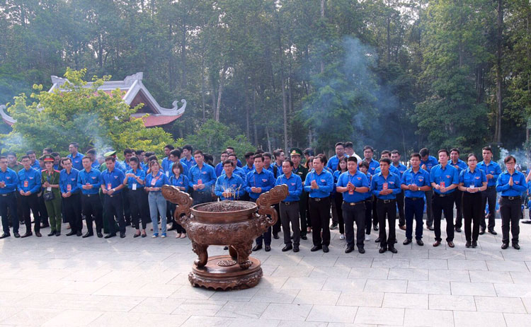 Các đảng viên trẻ tiêu biểu trong cả nước thắp hương tưởng niệm tại Khu Di tích Chủ tịch Hồ Chí Minh