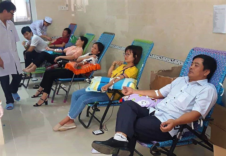 Các thành viên “Ngân hàng máu sống” TTYT huyện Đạ Huoai hiến máu cứu bệnh nhân Duyên