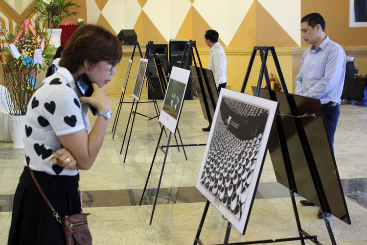 Công chúng đến xem triển lãm ảnh của 8 chi hội thuộc miền Đông Nam Bộ được tổ chức tại Bảo Lộc. Ảnh: T.C