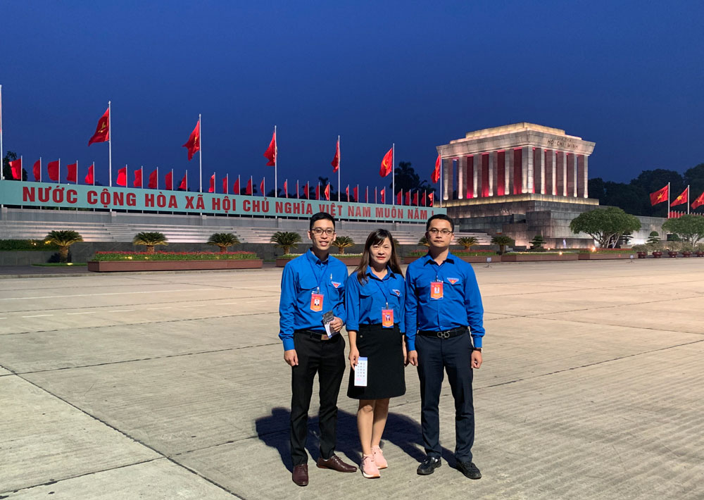 Ba đảng viên trẻ tiêu biểu của Lâm Đồng viếng Lăng Chủ tịch Hồ Chí Minh