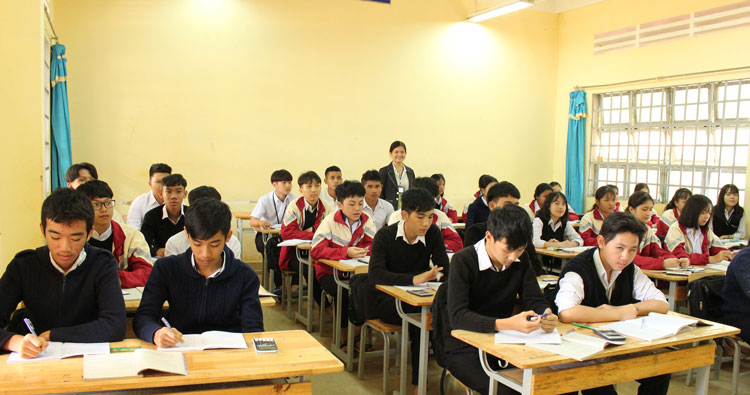 Giáo viên và học sinh Trường THPT Phan Bội Châu trong một tiết học. Ảnh: T.C