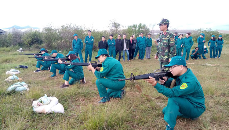 Huấn luyện động tác quỳ ngắm bắn cho dân quân tự vệ khối cơ quan hành chính TP Đà Lạt